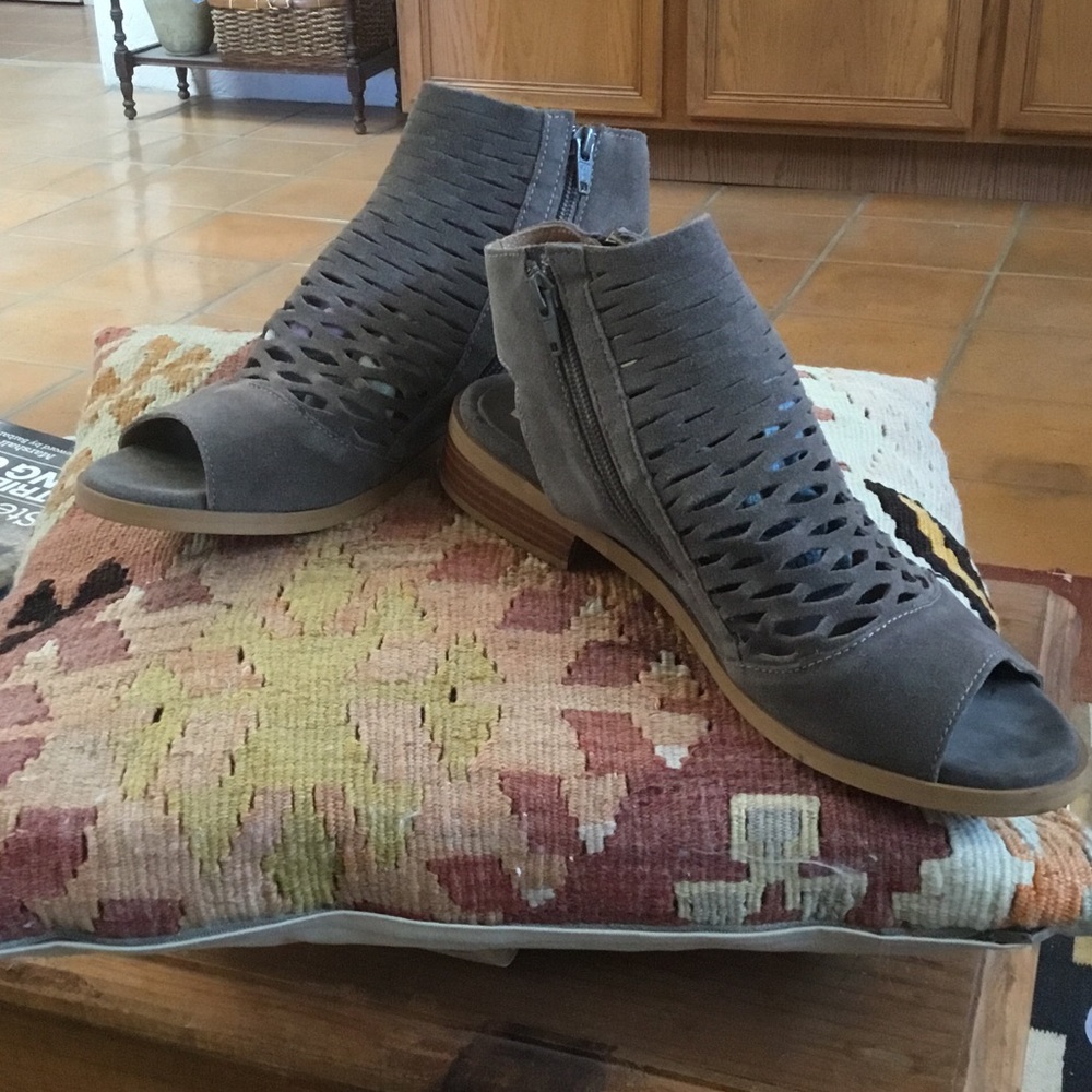 NWOT Diba Open-Toe Cutout Ankle Booties in Taupe